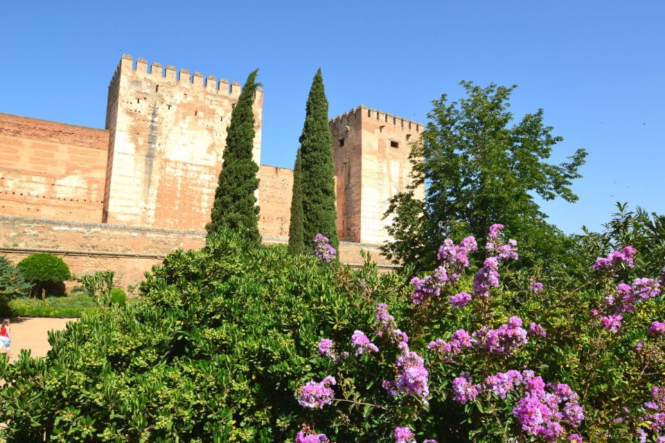 Granada: Alhambra, Nasrid Palaces and Generalife Guided Tour - Highlights