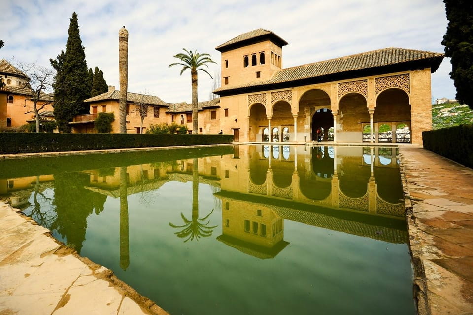 Granada: Full Alhambra Premium Guided Tour With Tickets - Experience the Alhambras History
