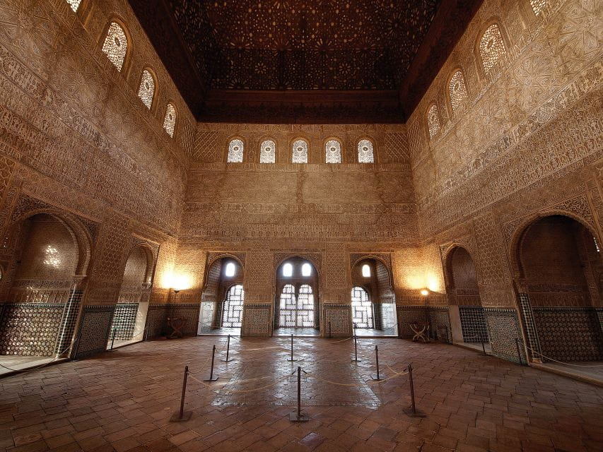 Granada: Guided Alhambra and Nasrid Palaces Visit at Night - Inclusions and Exclusions