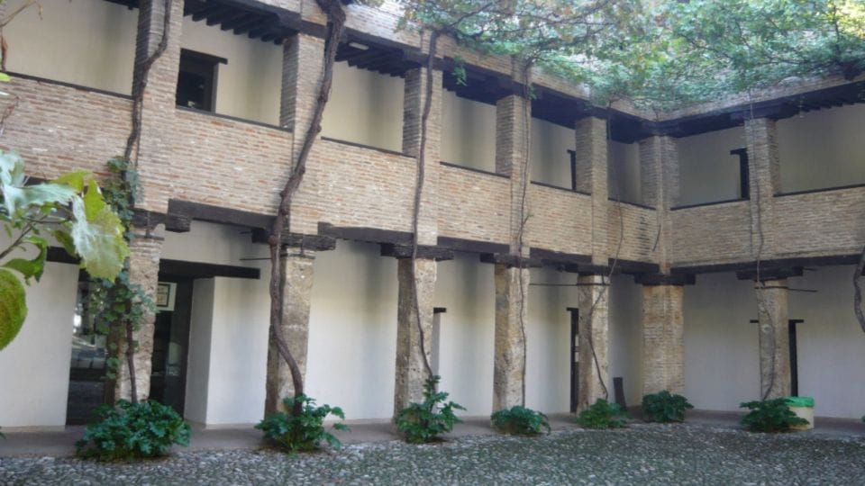 Granada Nazarí: the Nobility Facing the Alhambra - Travel Tips