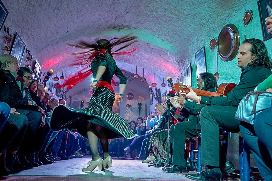 Granada: Sacromonte Caves Flamenco Show With Dinner - Authentic Andalusian Cuisine