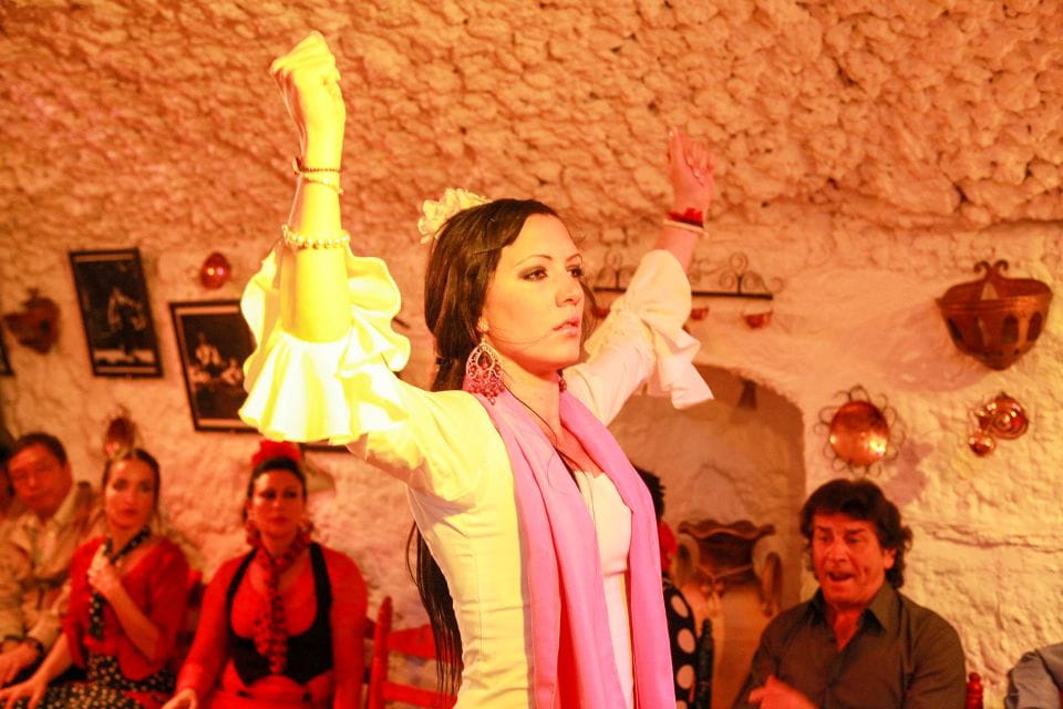 Granada: Sacromonte Caves Flamenco Show With Dinner - Unique Atmosphere of Historical Caves
