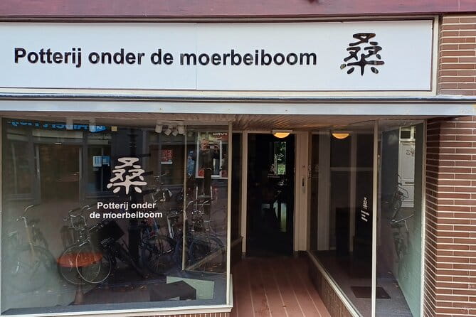 Guided Pottery Workshop on a Turntable in Choorstraat - Key Points / Takeaways