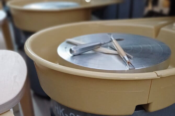 Guided Pottery Workshop on a Turntable in Choorstraat - The Practical Details and Logistics