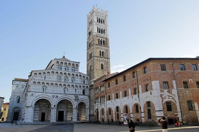 Guided Tour of Lucca by E-Bike or City Bike - Bicycle and Equipment Included