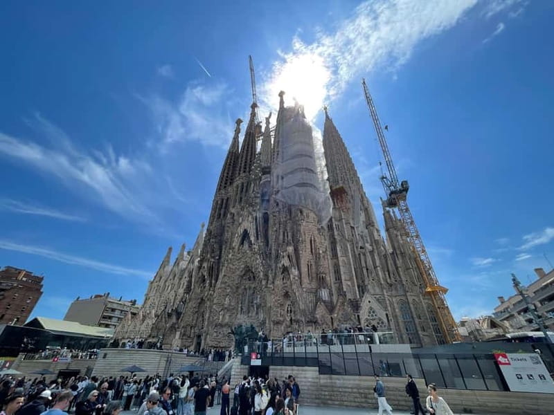 Guided Tour of Sagrada Familia - Gaudi's dream - Walking into Gaudí’s Dream: The Tour’s Breakdown