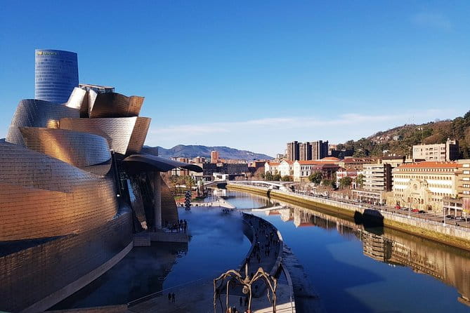 Guided tour of the Guggenheim Museum Bilbao in Spanish - Key Points / Takeaways