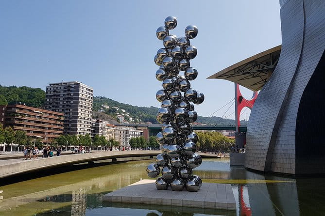 Guided tour of the Guggenheim Museum Bilbao in Spanish - The Art Collections: A Focused but Rich Experience