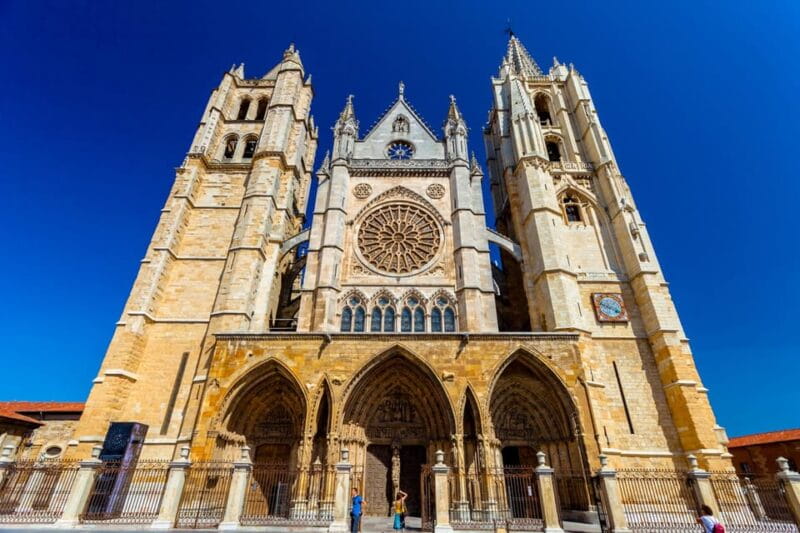 Guided tour of the León Cathedral - Entering the Gothic Marvel: The León Cathedral