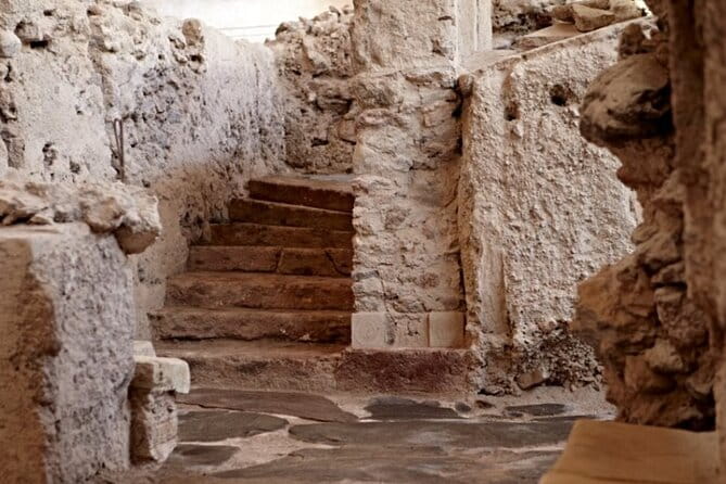 Guided Tour to the Akrotiri Archaeological Site in Santorini - Murals and Architecture: The Hidden Gems