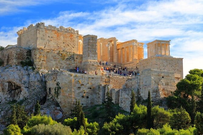 Guided Walking Tour of the Acropolis in Athens in Spanish - Visiting the Major Monuments