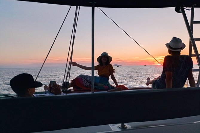 Half-Day Exclusive Catamaran Cruise in Santorini With Meal and Open Bar - Inclusions and Amenities for Passengers