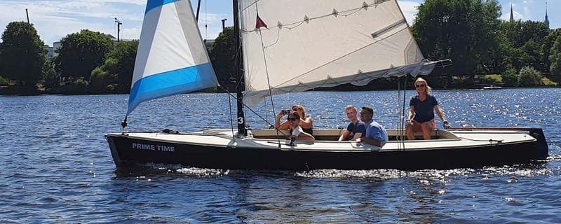 Hamburg: 1.5-Hour Sailing Sightseeing Tour on Aussenalster - Discover Hamburg from a New Angle: The 1.5-Hour Sailing Tour