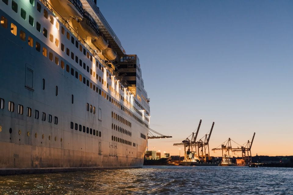 Hamburg: 1h Harbor Boat Tour With Live Commentary - Duration and Frequency