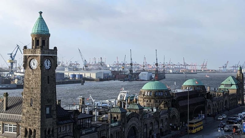 Hamburg: Guided Tour in French, the essentials in 2,5 hours! - Price & Logistics