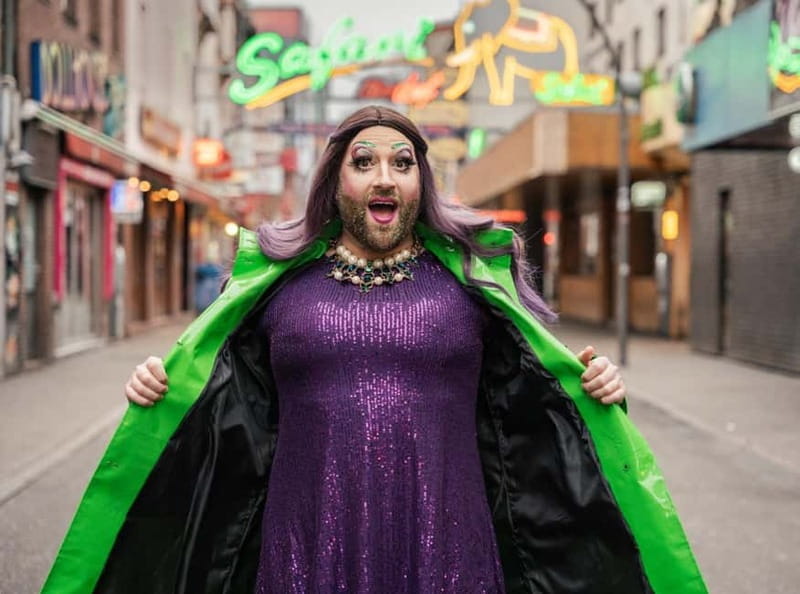 Hamburg: Pamela unpacks! - Kieztour with a drag queen - The Ultimate Guide to Hamburg’s Reeperbahn with Pamela