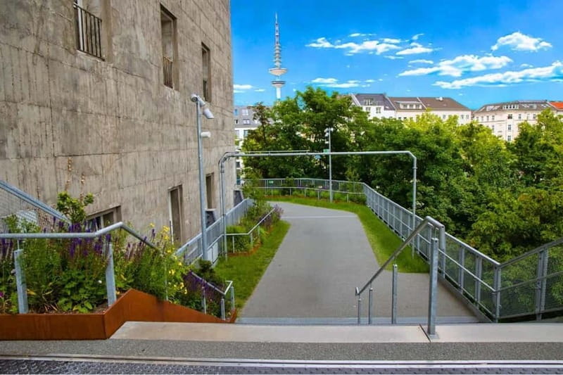 Hamburg: St. Pauli Green Bunker Tour in German - Exploring the Flak Tower IV: A Closer Look