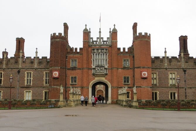 Hampton Court Palace, Stonehenge & Roman Bath Private Tour with Passes - Exploring the Highlights of the Tour