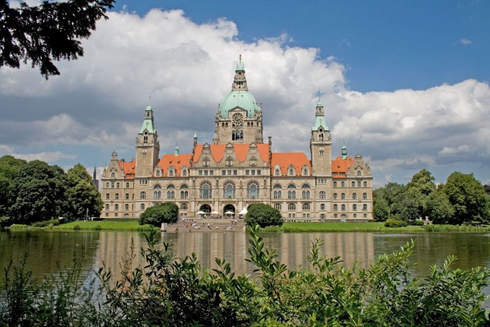 Hannover: New Town Hall Exclusive Guided Walking Tour - Getting to the New Town Hall