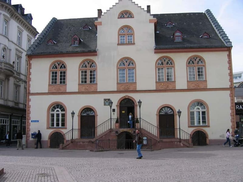 Heiße Quellen: Wiesbaden - Von den Römern bis heute - Discovering Wiesbaden’s Hot Springs: A Practical Guide