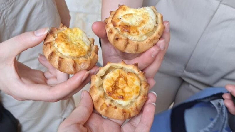 Heraklion: Family Zorba Treasure Hunt with Food Stops - Entering Heraklion: A City That Marries Past and Present