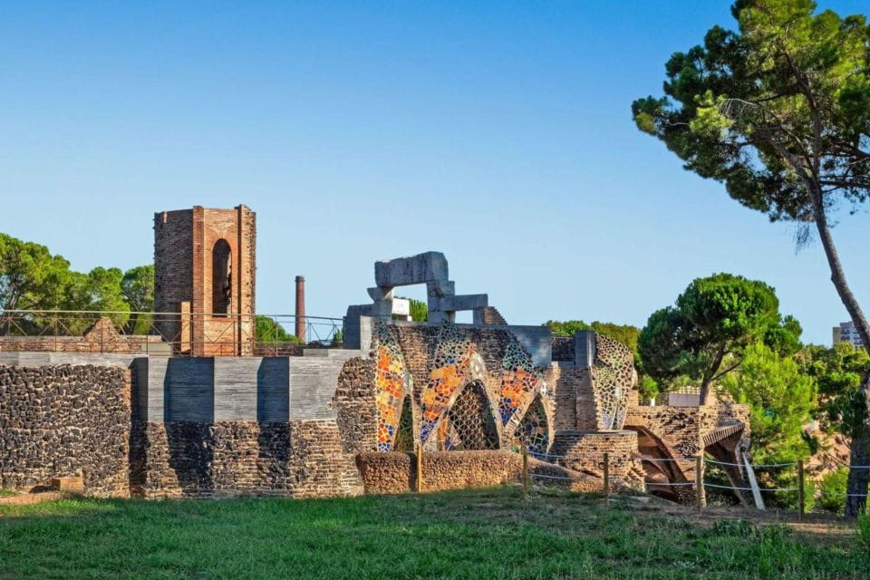 Highlights Guided Visit to the Crypt and the Colonia Güell - Tips for Your Visit