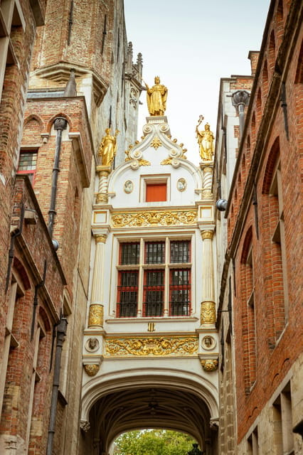 Historical walk in Bruges with local guide. Praline included - FAQ