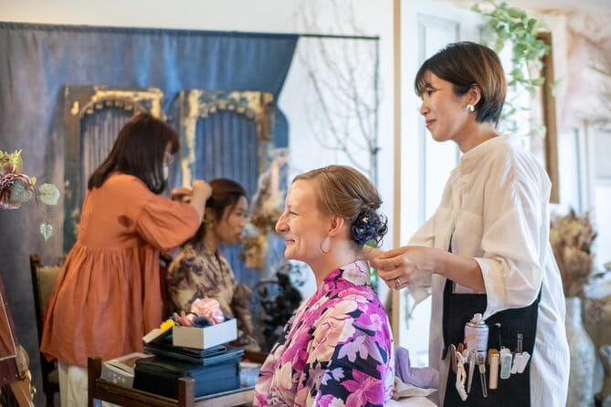 Hokkaido Jingu Shrine Private Walking Tour in Luxury Kimono - Meeting and Pickup