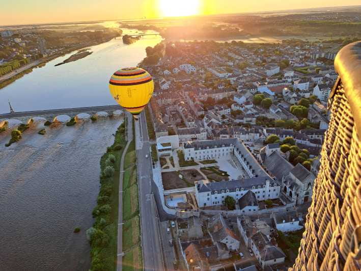 Hot air balloon flight:Chambord, Chenonceau,Cheverny,Blois - Soaring Above the Loire: An In-Depth Look at Your Balloon Adventure