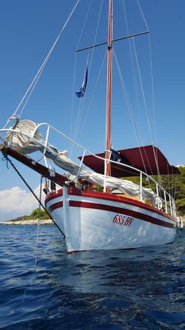 Hvar: Pakleni Islands Sailing Tour with Brunch - A Day on the Water in the Pakleni Islands