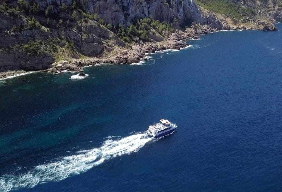 Ibiza: Cala Salada & North Cruise With Drinks & Snorkeling - Onboard Amenities