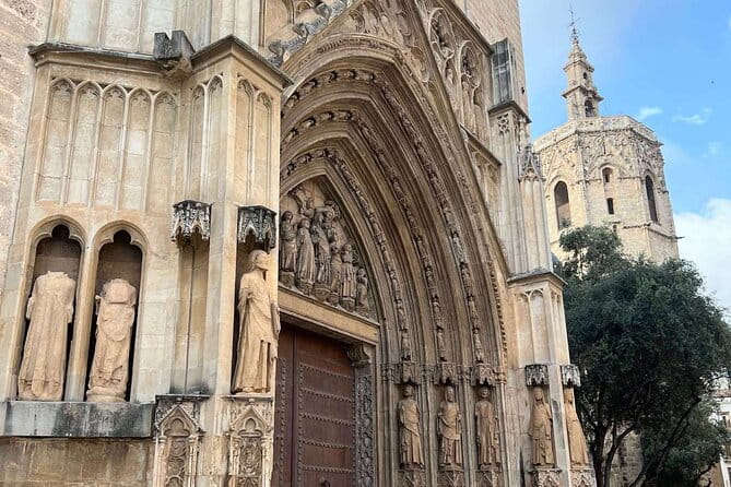 In Love with Valencia: A Self-Guided Tour of its Landmarks - A Guided Tour with the Freedom of Independence