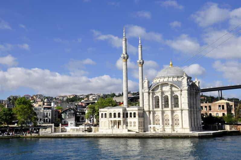 Istanbul: Bosphorus Boat Cruise - Cruising Past Rumeli Fortress and the Old City Walls