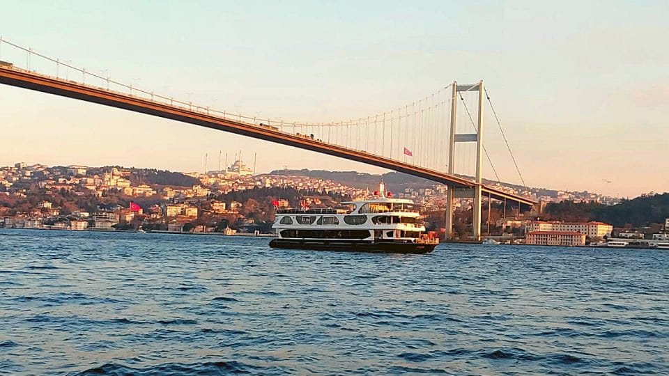 Istanbul: Bosphorus Dinner Cruise With Drinks & Turkish Show - Itinerary and Sightseeing Highlights