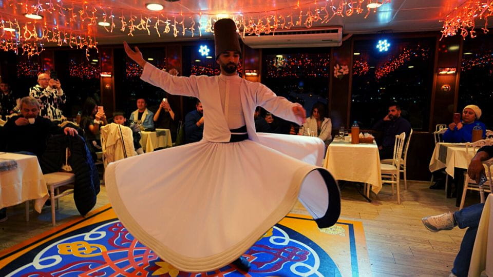 Istanbul: Bosphorus Dinner Cruise With Drinks & Turkish Show - Dinner and Drinks Inclusions