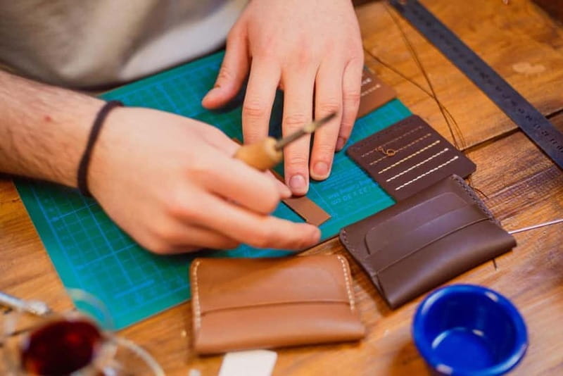 Istanbul: Leather Crafting Workshop with Snacks and Drinks - Entering the Workshop: What You Can Expect