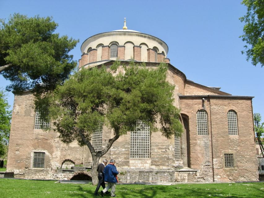 Istanbul: Topkapı Palace & Harem and Blue Mosque Guided Tour - Navigating the Topkapi Palace Courtyards