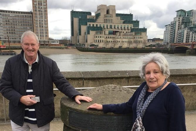 James Bond Filming Locations: Private Black Cab Tour in London - Who Will Love This Tour?