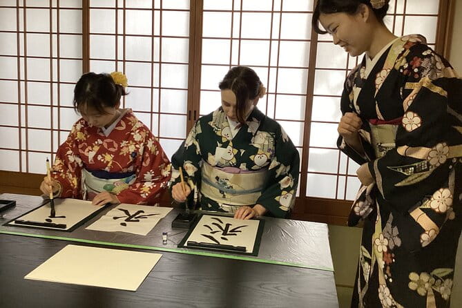Japanese Calligraphy in 100 Years Old Townhouse Kyoto Ninenzaka - Key Points