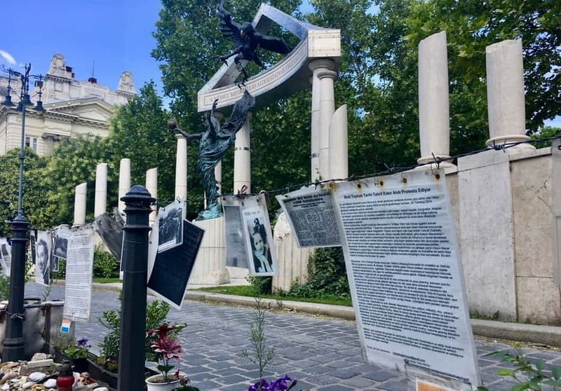 Jewish Heritage Walk: Synagogues, Shoes, Secrets & Flódni - Cultural Revival and Modern Life in the Jewish Quarter