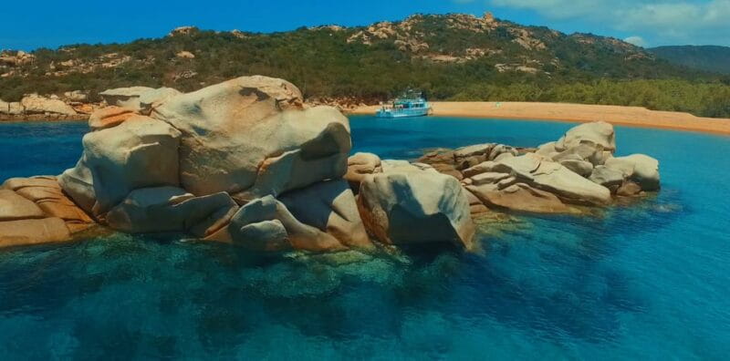 Journée bateau PLAGES, CRIQUES,CALANQUES sauvages - Discovering Corsica’s Untamed Coastlines: A Detailed Look at the Boat Trip