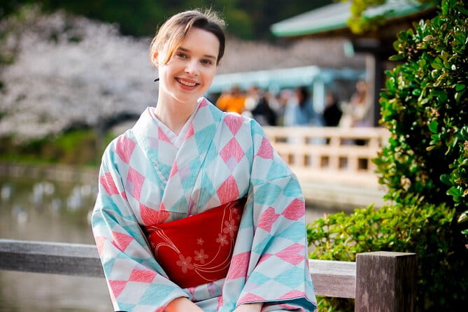 Kamakura Tour With Pro Photographer: Tsurugaoka Hachimangu Shrine - Exploring Tsurugaoka Hachimangu Shrine