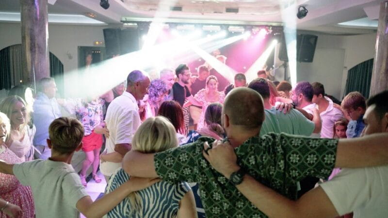 Kamari: Greek Show, Buffet Dinner, and Drinks at Dimitris - Exploring the Greek Night at Dimitris in Kamari