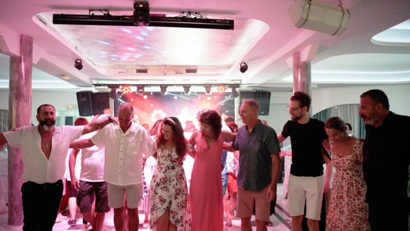 Kamari: Greek Show, Buffet Dinner, and Drinks at Dimitris - Key points / Takeaways