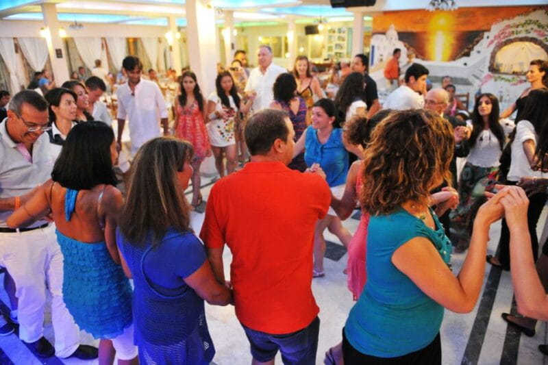 Kamari: Greek Show, Buffet Dinner, and Drinks at Dimitris - The Show: Dancing, Music, and Cultural Participation