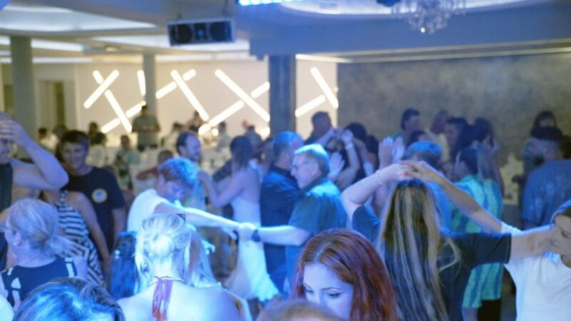 Kamari: Greek Show, Buffet Dinner, and Drinks at Dimitris - Logistics and Practical Tips