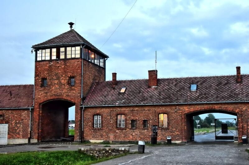 Kraków: Auschwitz-Birkenau Private Tour & Transportation - Who Should Consider This Tour?