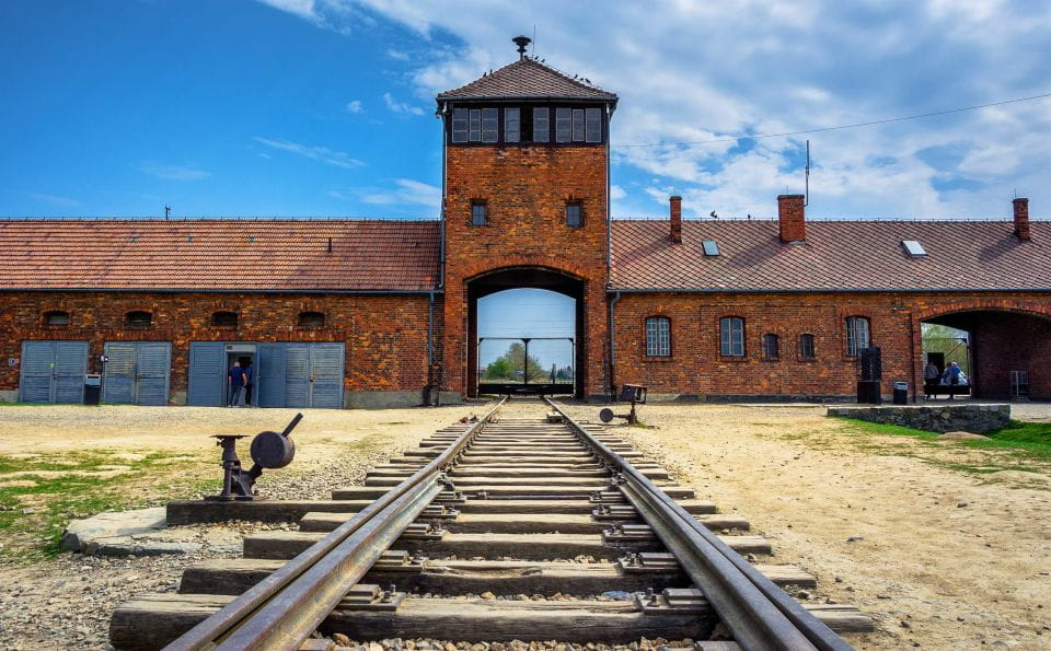 Krakow: Auschwitz Guided Tour With Optional Lunch and Pickup - Guidance and Languages