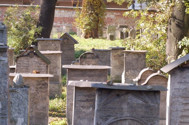 Krakow: Jewish Quarter Guided Walking Tour - Walking the Streets and Savoring Kazimierz