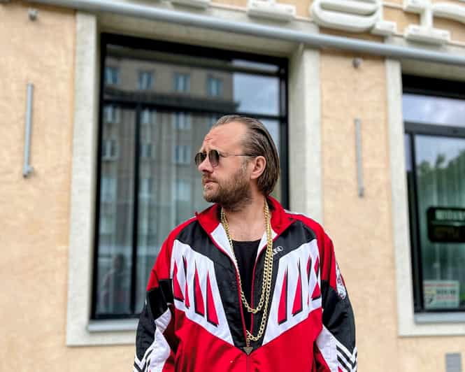 Krakow: Private Old Town Comedy Walk with a Crazy Guide - Exploring Krakows Old Town in a New Light: The Comedy Walk Experience